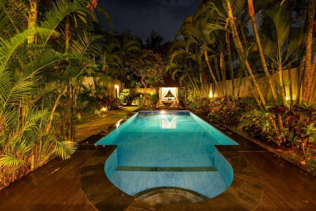 Lush Tropical Haven - 10 Minute Walk To Villa
