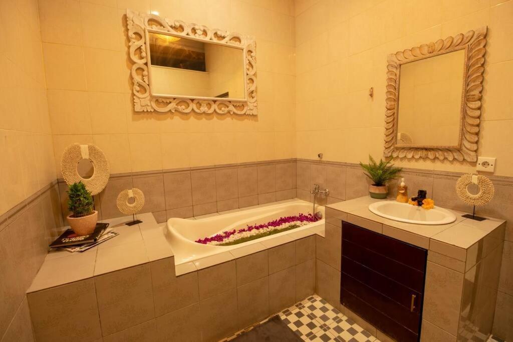 Lush Tropical Haven - 10 Minute Walk To Villa *