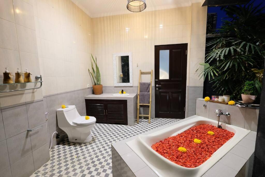 Villa Lush Tropical Haven - 10 Minute Walk To