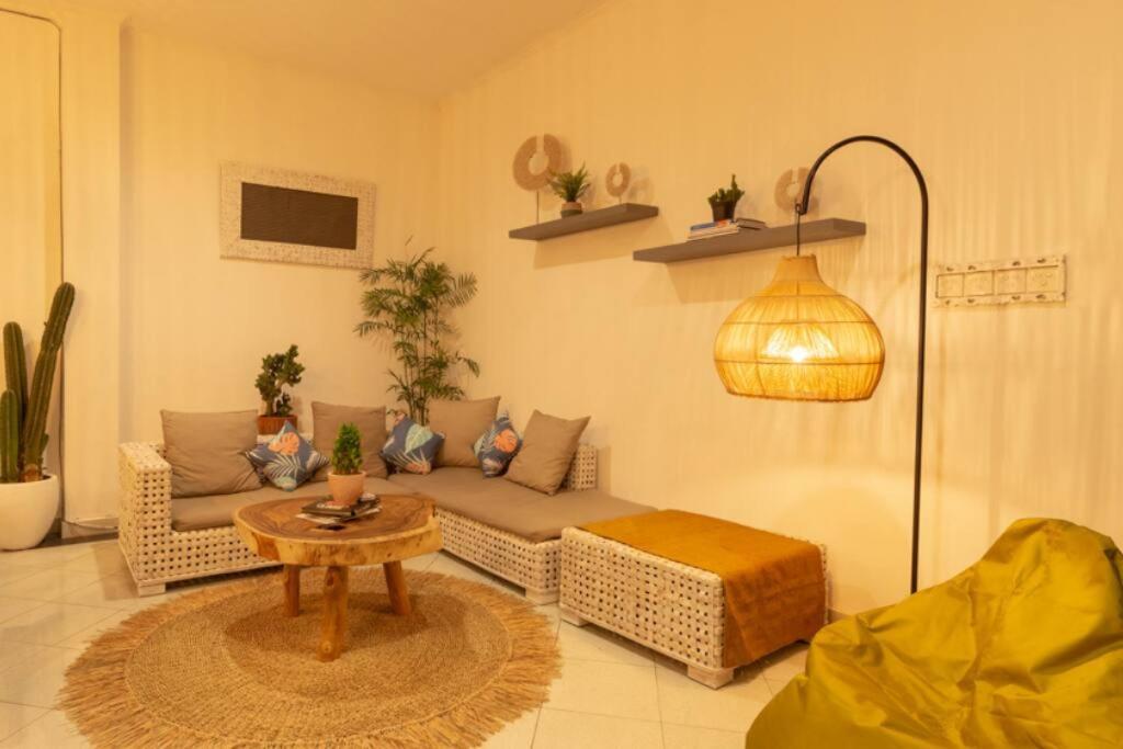 Lush Tropical Haven - 10 Minute Walk To Villa