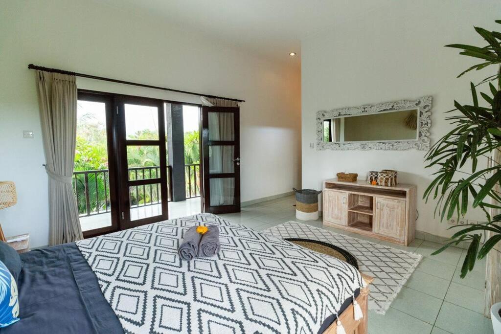 Villa Lush Tropical Haven - 10 Minute Walk To