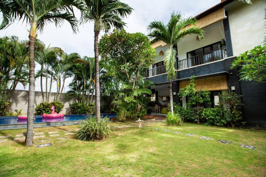 Villa Lush Tropical Haven - 10 Minute Walk To *