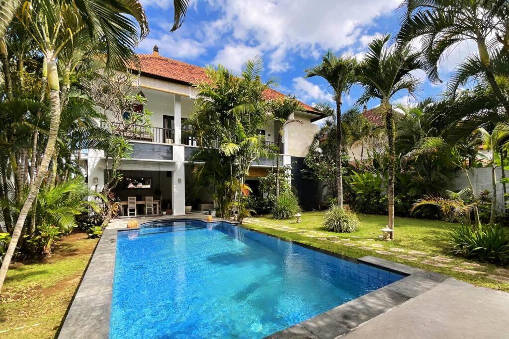 Lush Tropical Haven - 10 Minute Walk To Villa *