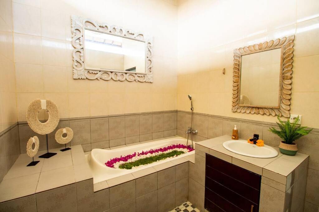 Villa Lush Tropical Haven - 10 Minute Walk To