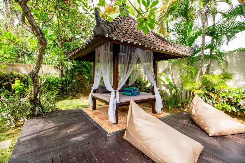 Lush Tropical Haven - 10 Minute Walk To Villa *